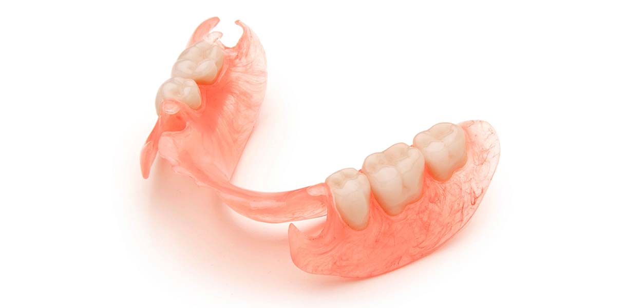 Неполные акриловые протезы для людей с частичным отсутствием зубов