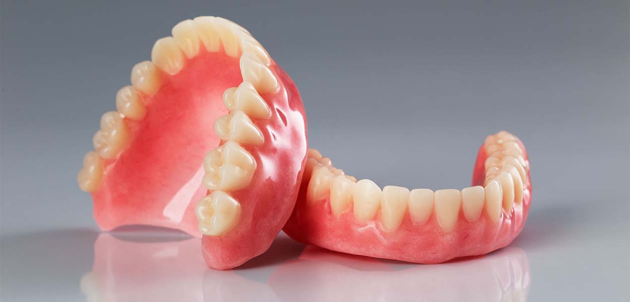 Классические акриловые протезы для людей с полным отсутствием зубов