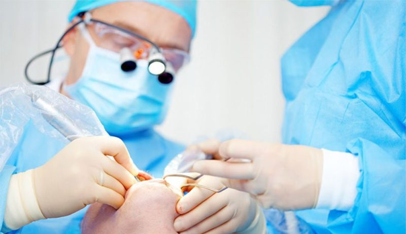 Пациент в стоматологическом кресле во время удаления импланта