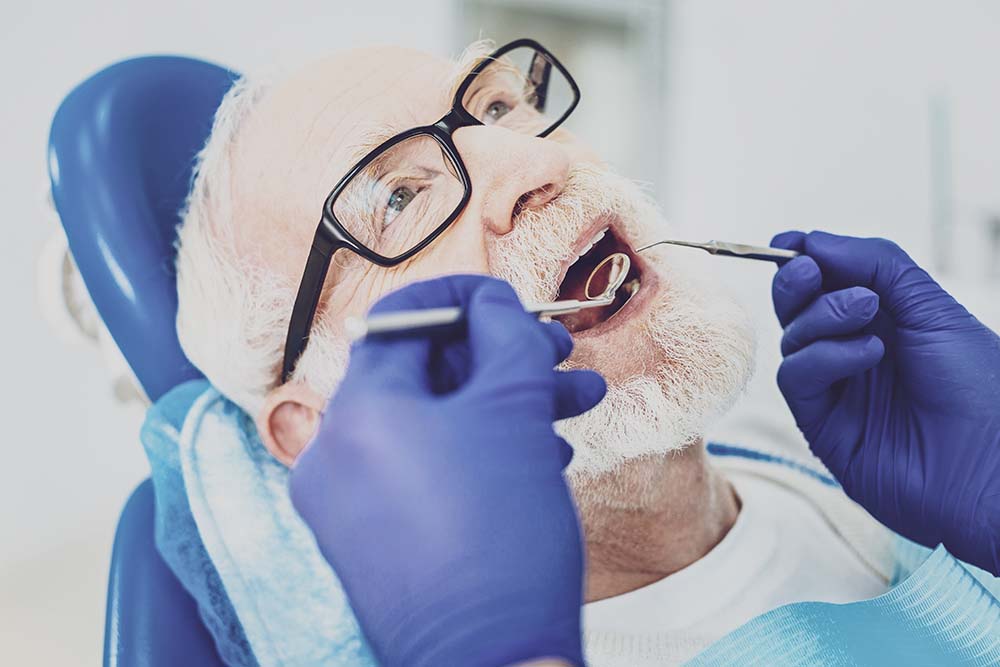 Визуальный осмотр полости рта перед имплантацией зубов