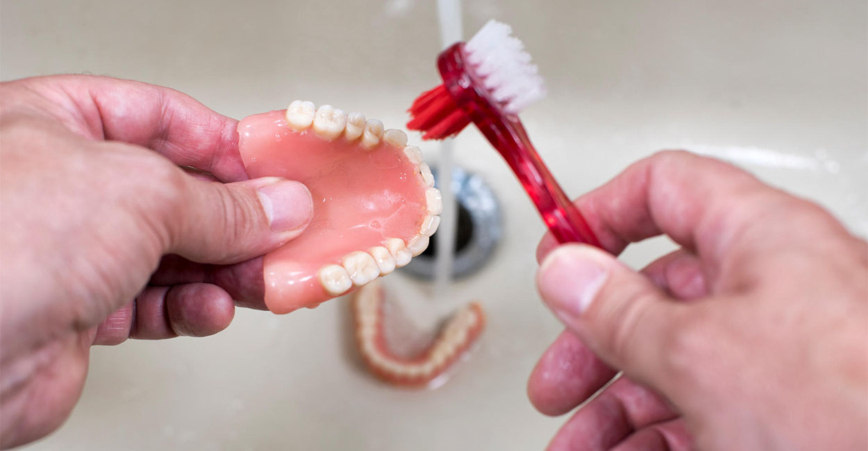 Чистка съемного зубного протеза щеткой