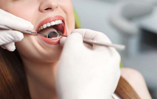 Пациентка на осмотре у стоматолога-имплантолога